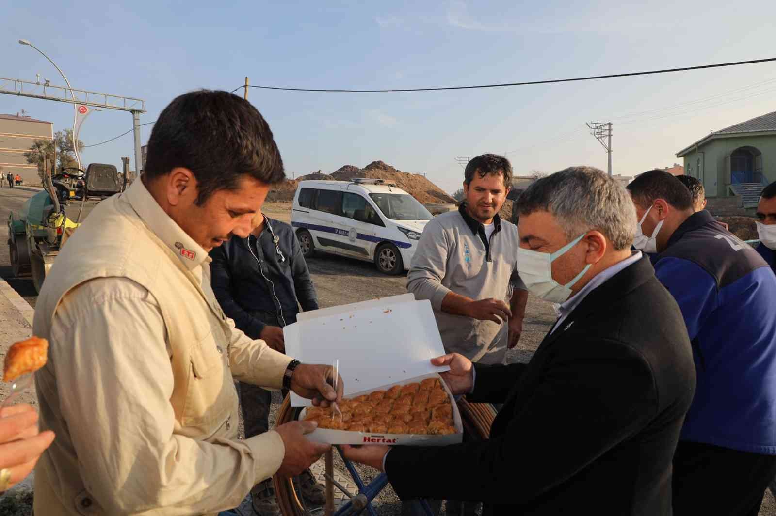 Başkan Şayir’den sahada çalışan personellere tatlı ikramı
