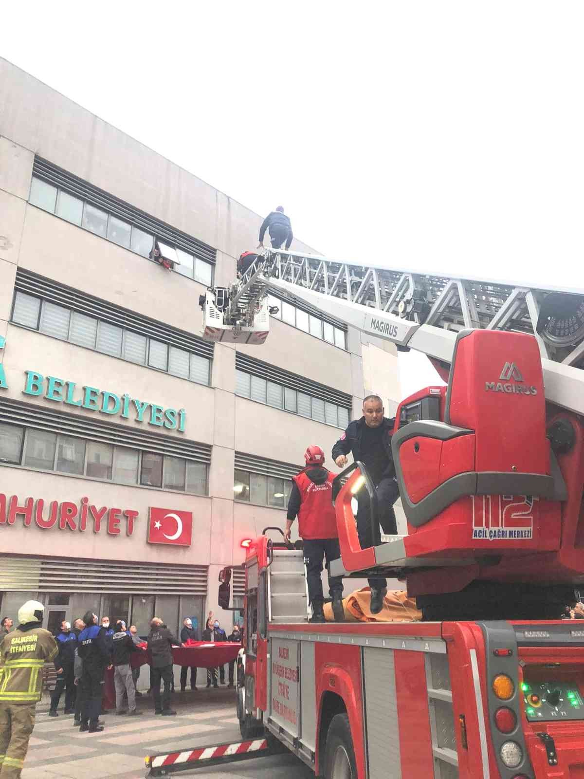 Belediye binasından atlamaya kalkan kadını itfaiye kurtardı