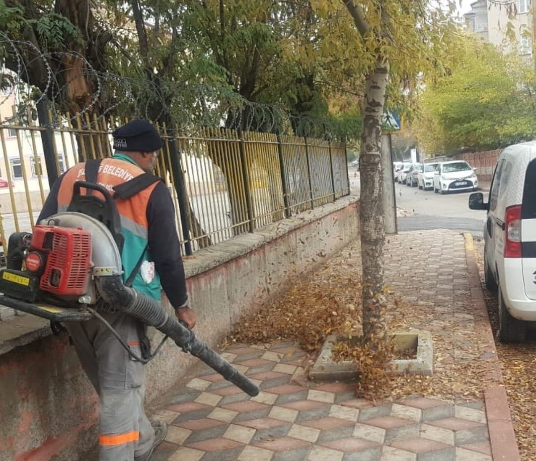 Belediye ekiplerinden yaprak üfleme makinesi ile sonbahar temizliği