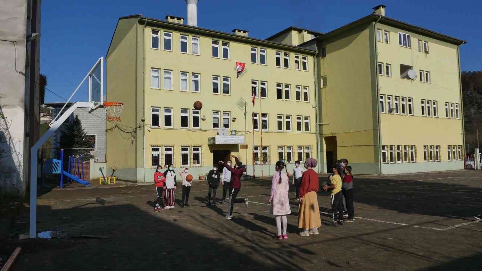 Büyükşehir’den, 18 ilçeye 100 adet basketbol potası