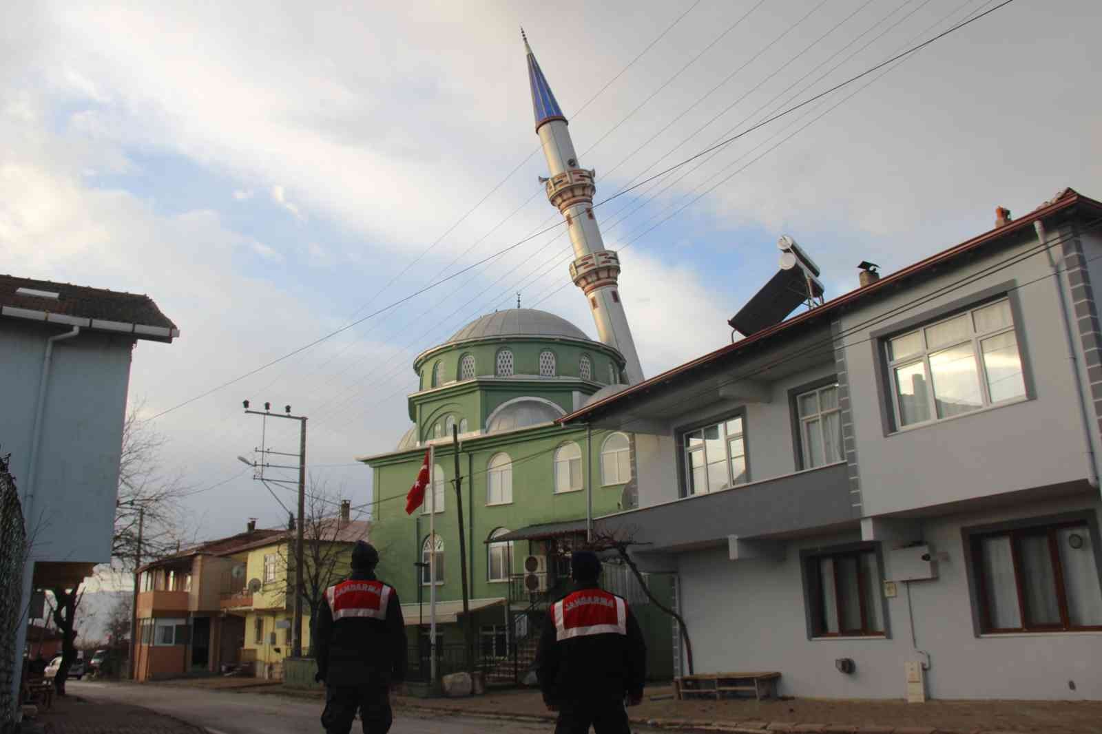 Caminin minaresi fırtınaya dayanamadı