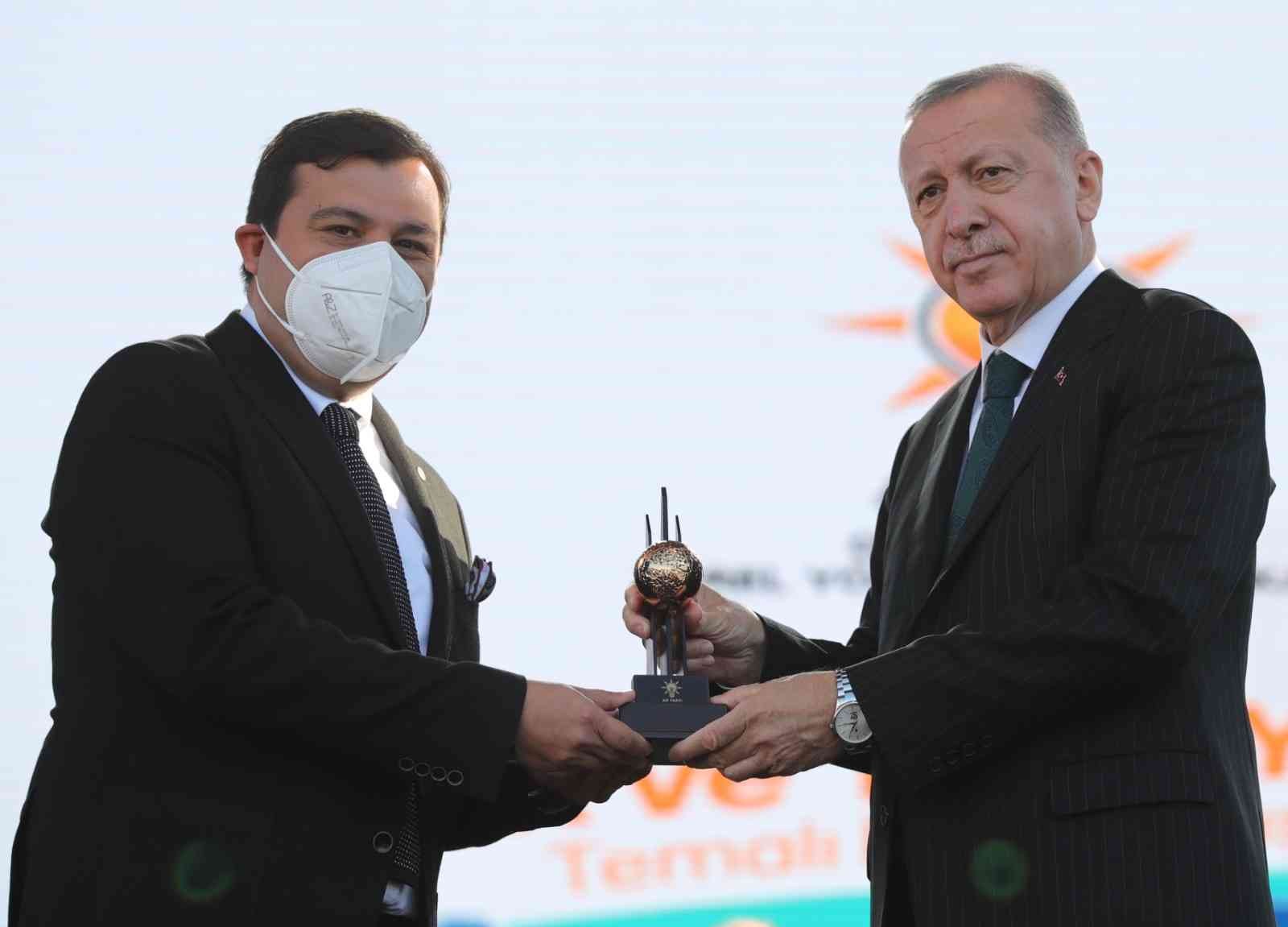 Cumhurbaşkanı Erdoğan’dan Uşak Belediye Başkanı Çakın’a ödül