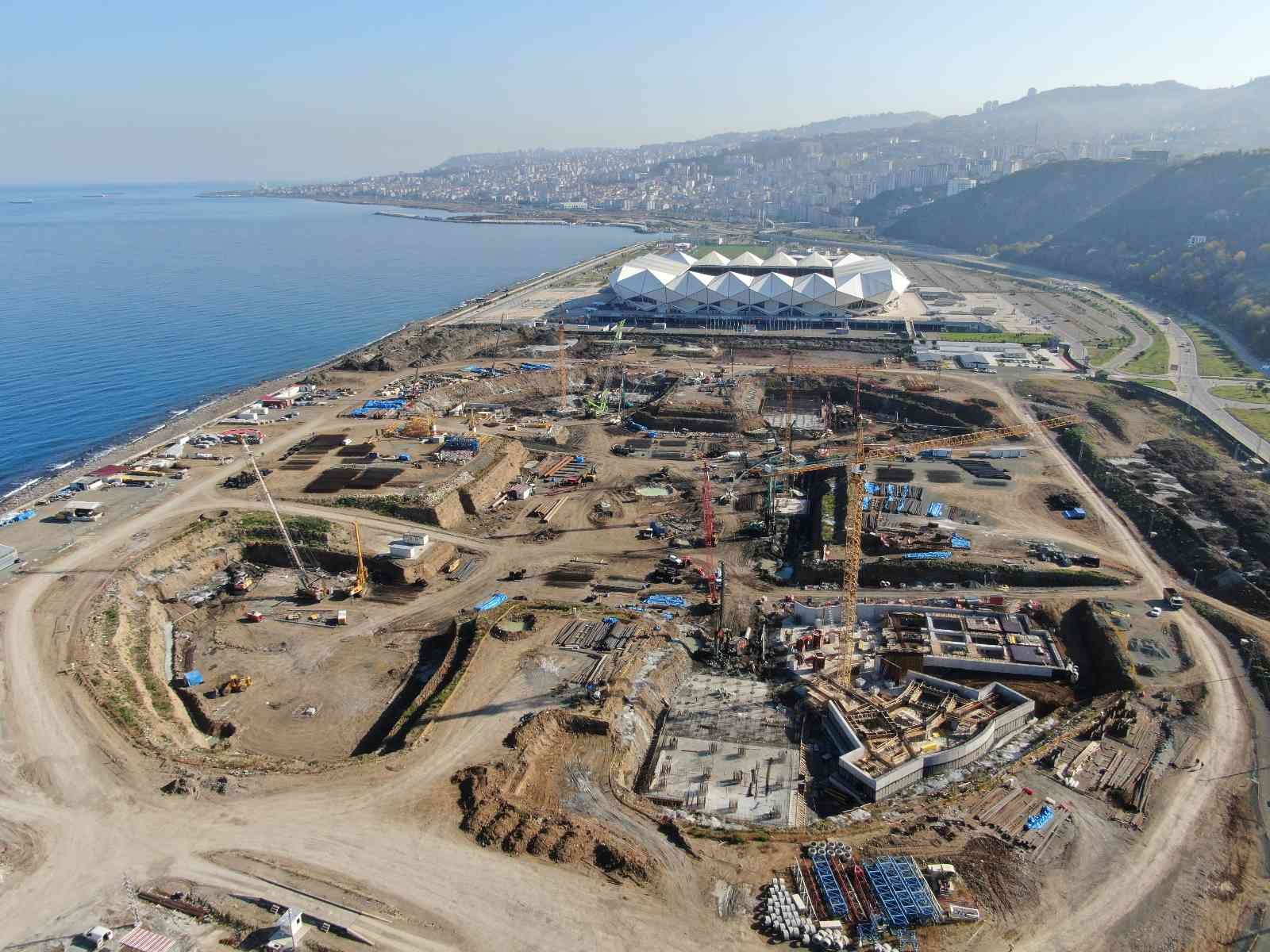 Deniz dolgusuna inşa edilecek Trabzon Şehir Hastanesi için fore kazık çalışmaları sürüyor