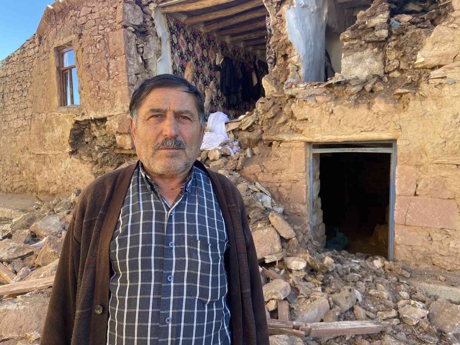 Depremde evde otururken yan odasının duvarı yıkıldı