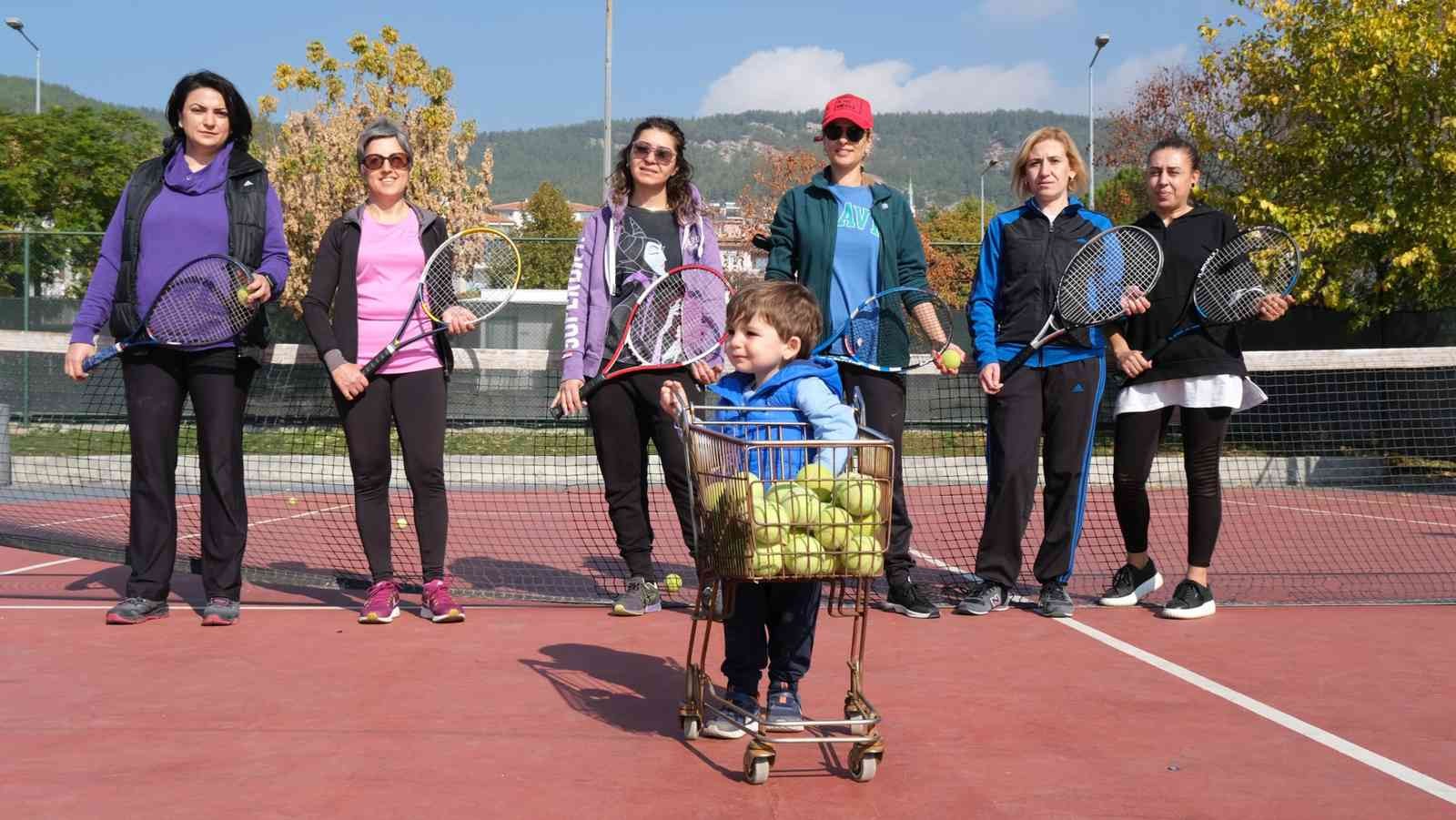 Ev hanımlarına ücretsiz tenis kursu