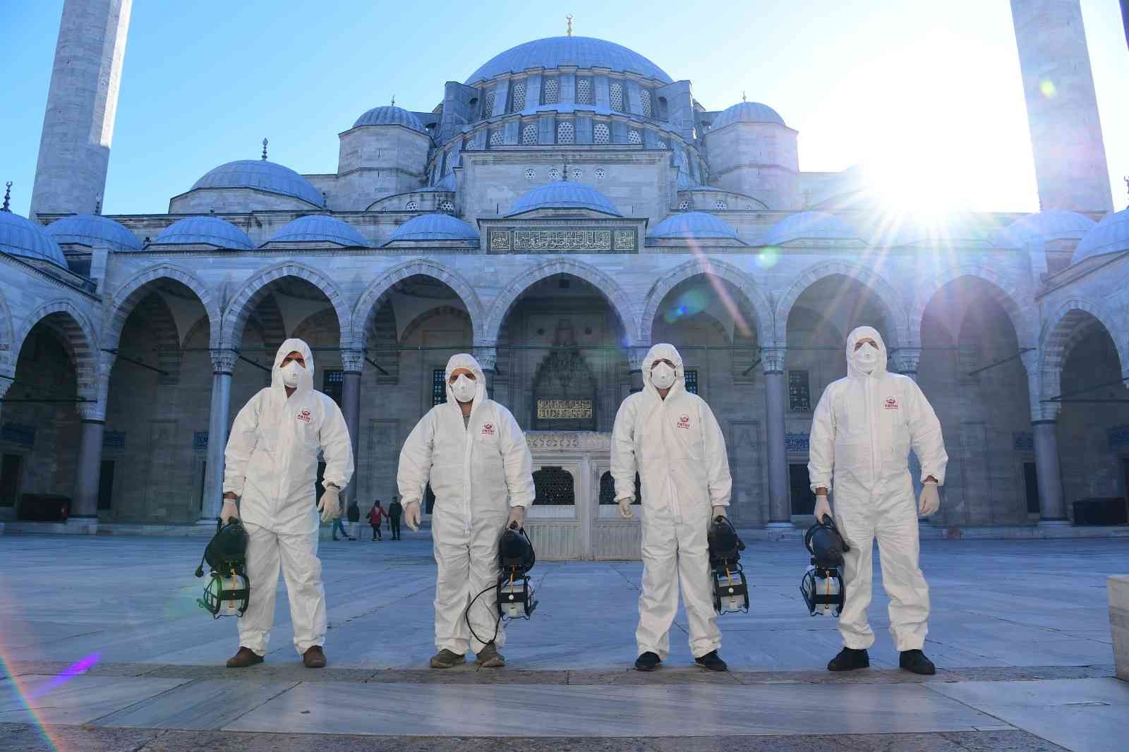 Fatih’teki camiler ve ibadethaneler dezenfekte edildi