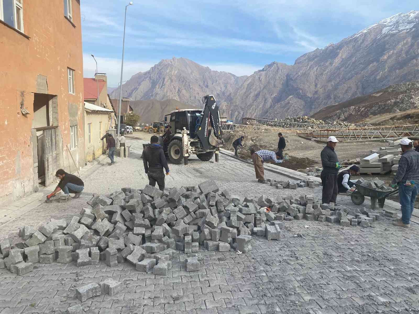 Hakkari Belediyesi, Küçük Sanayi Sitesi’nde alt yapı çalışmalarını sürdürüyor