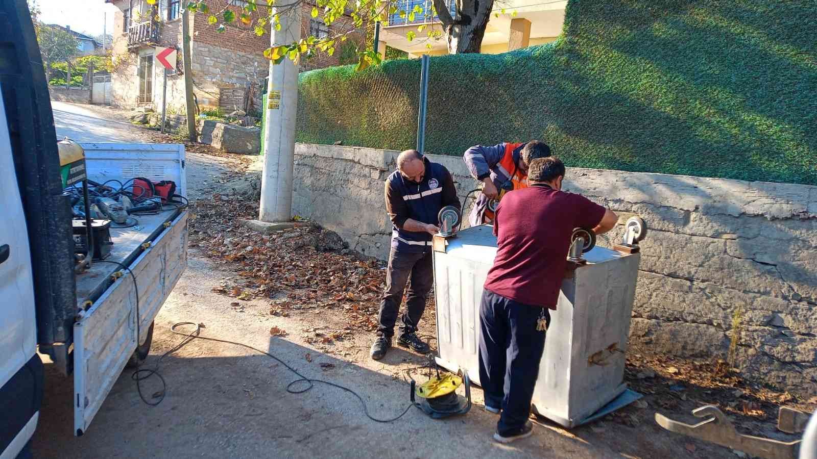 Hasarlı konteynerler tamir ediliyor