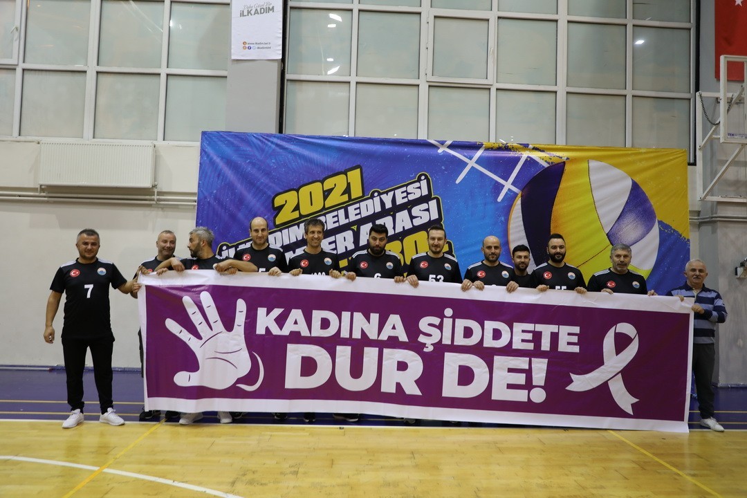 İlkadım’dan kadına şiddete pankartlı tepki