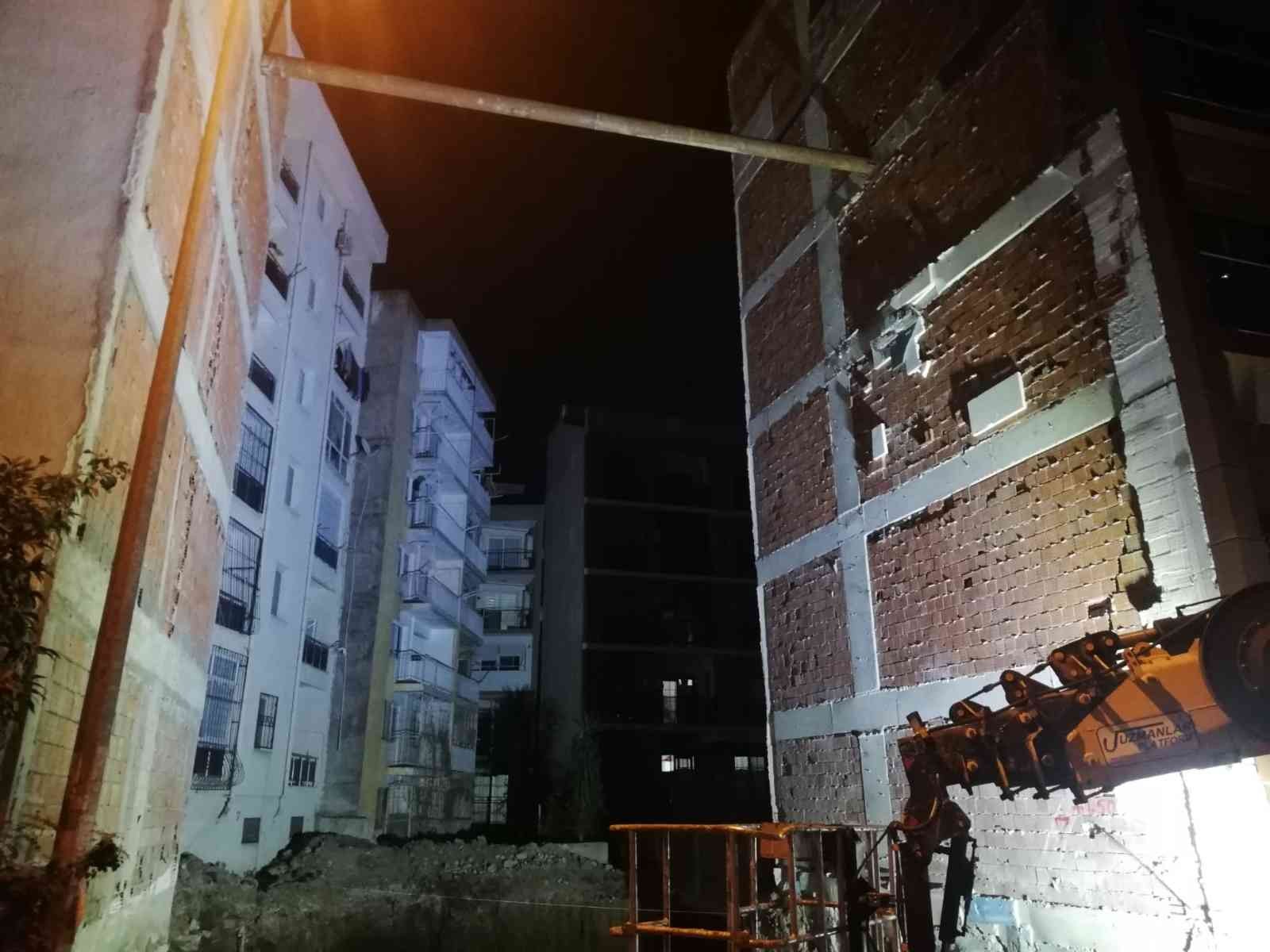 İzmir’de bir inşaatın temel kazısı esnasında yan binada kayma oluştu, 5 apartman tedbir amaçlı boşaltıldı