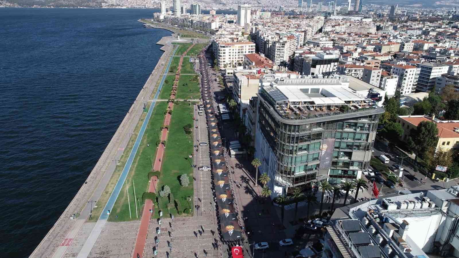 İzmirliler 10 Kasım’da 350 metrelik Atatürk posteriyle yürüdü