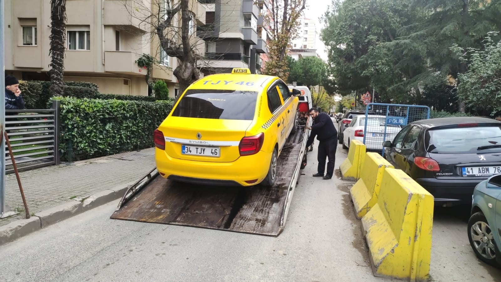 Kadıköy’de müşterisine hakaret eden taksicinin araç kullanım belgesi iptal edildi