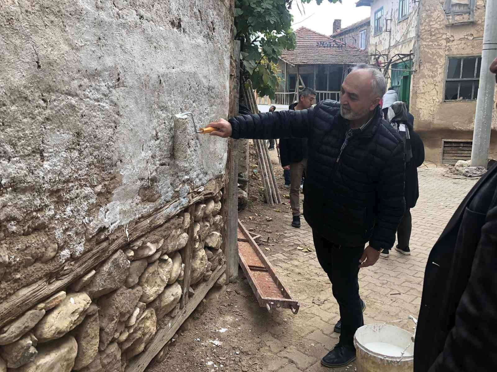 Kaymakam ve belediye başkanı camları boyadı