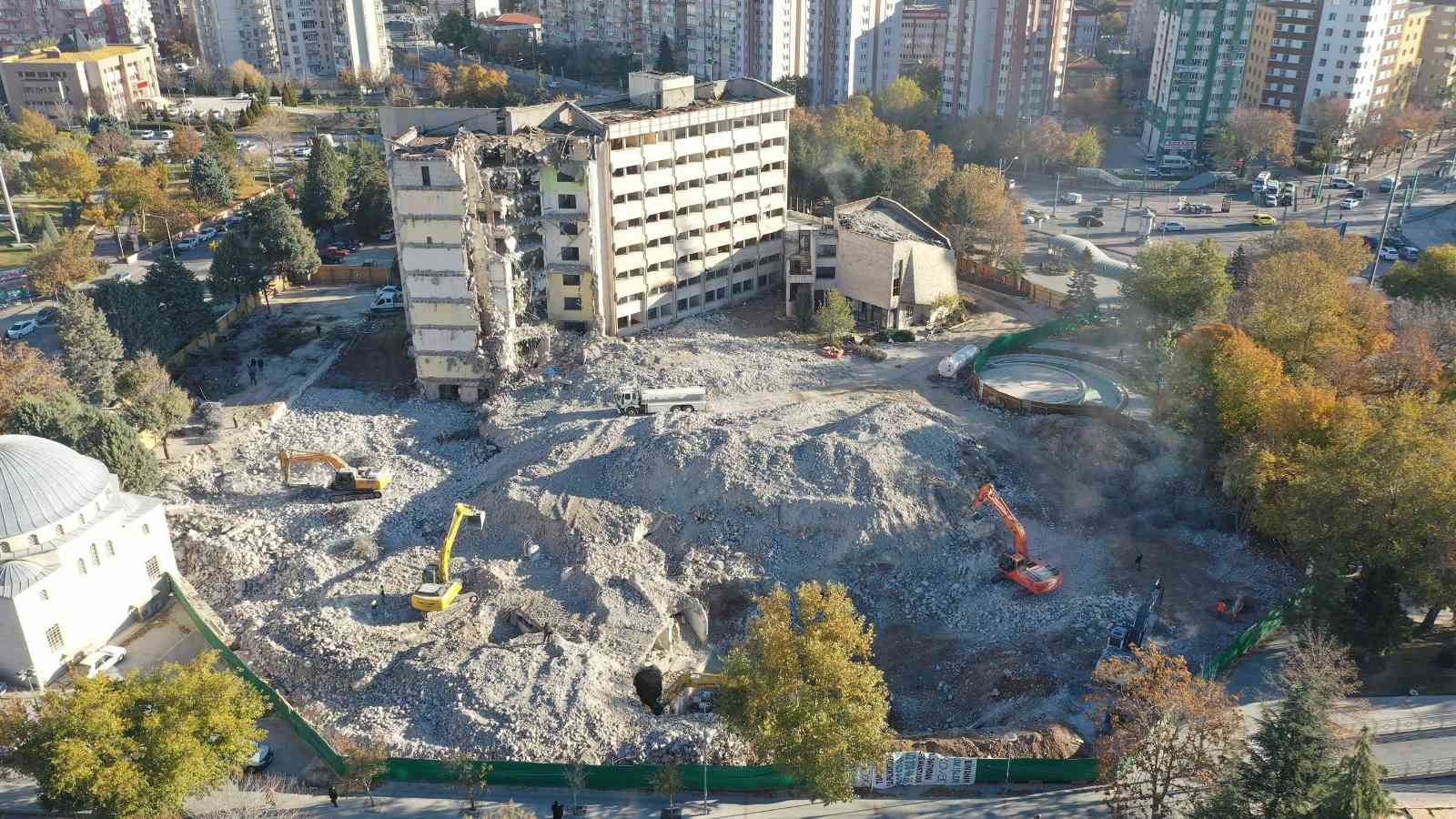 Konya’da depreme dayanıklı olmayan eski belediye binasında yıkım çalışmaları sürüyor
