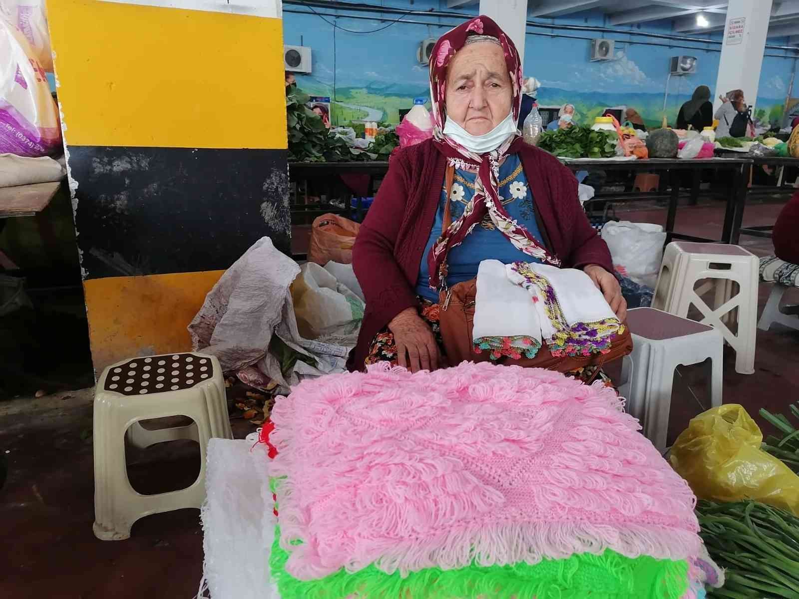 Köylü kadınlar geçimini pazarcılık yaparak sağlıyor