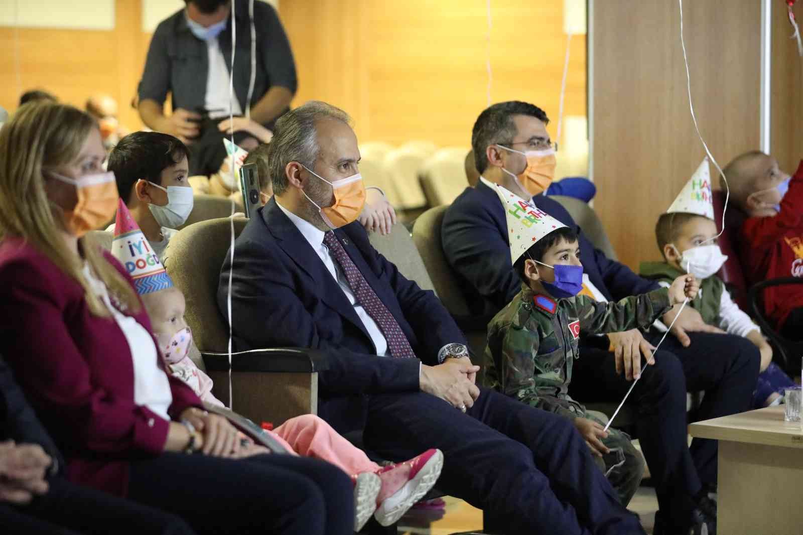 Lösemili çocuklar için tiyatro hastaneye taşındı