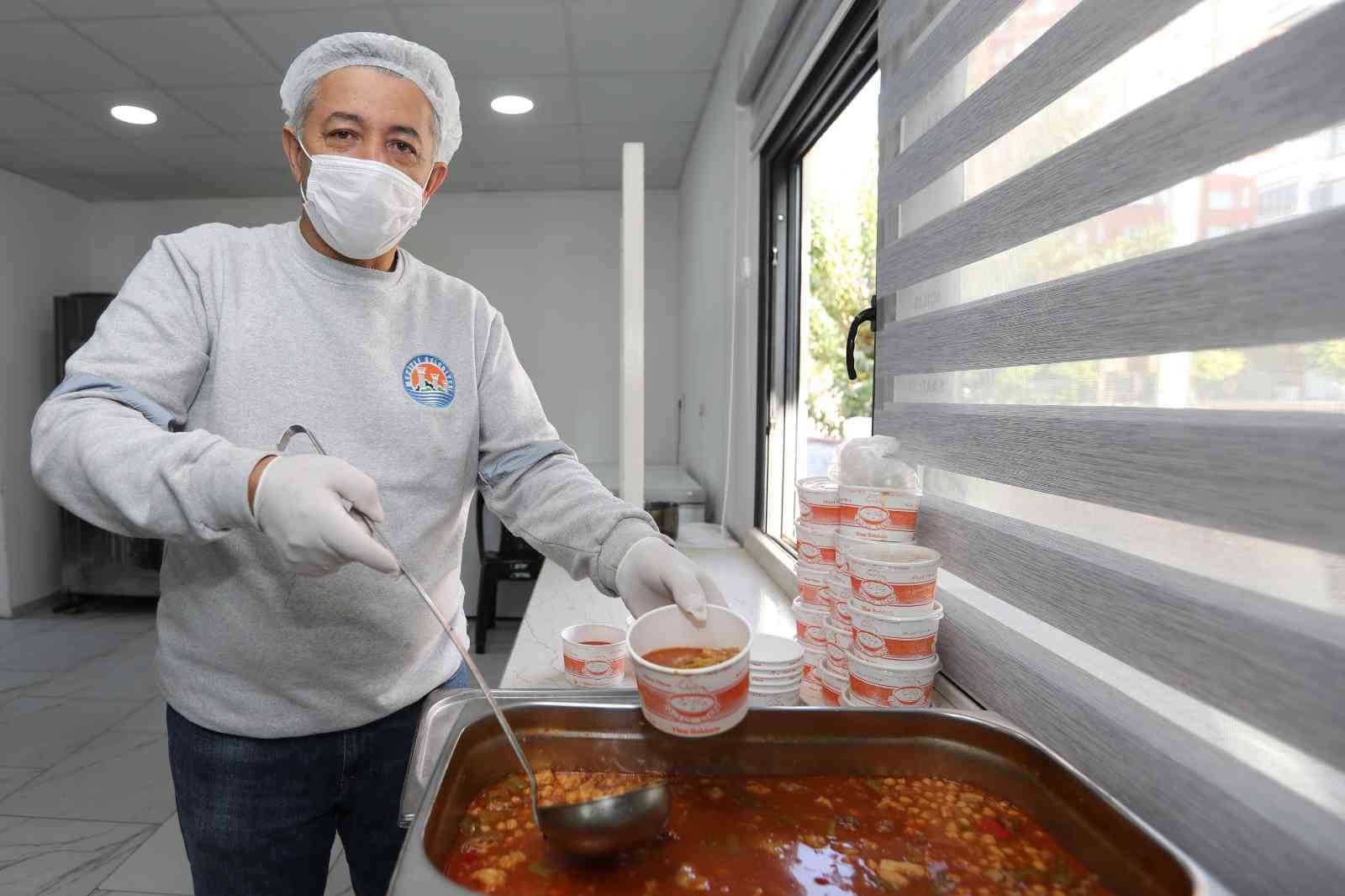 Mezitli Aşevi, her gün 350 kişinin evine yemek ulaştırıyor