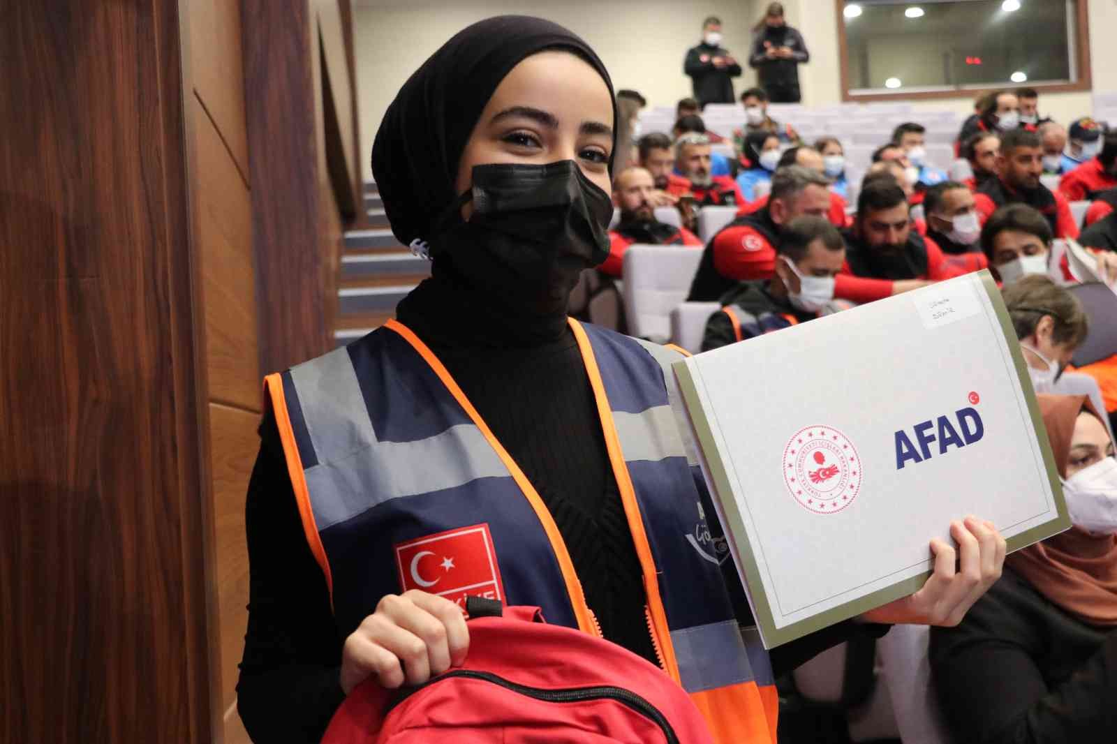 Sel bölgesine desteğe gidenlere teşekkür belgeleri verildi