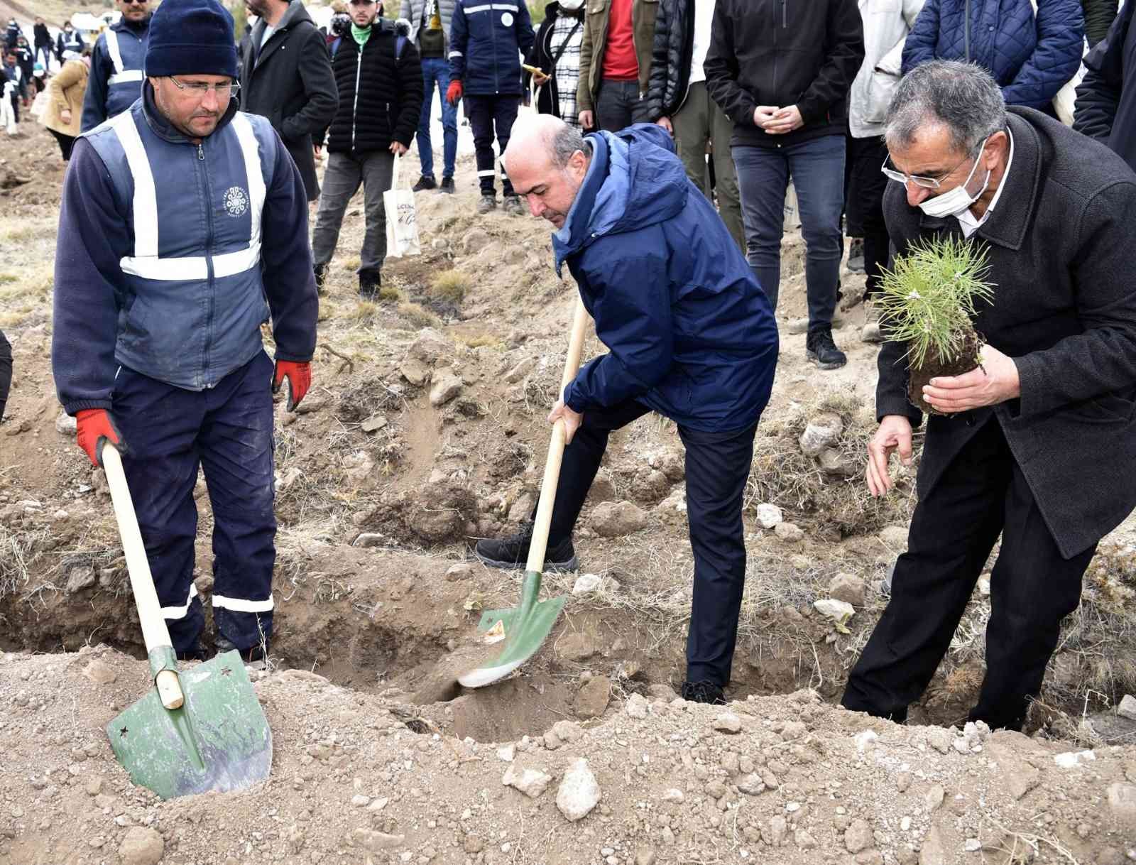 Selçuklu’da 3 bin fidan toprakla buluştu