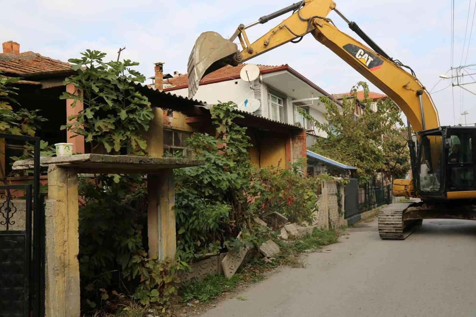 Serdivan’da metruk bina kontrollü şekilde yıkıldı