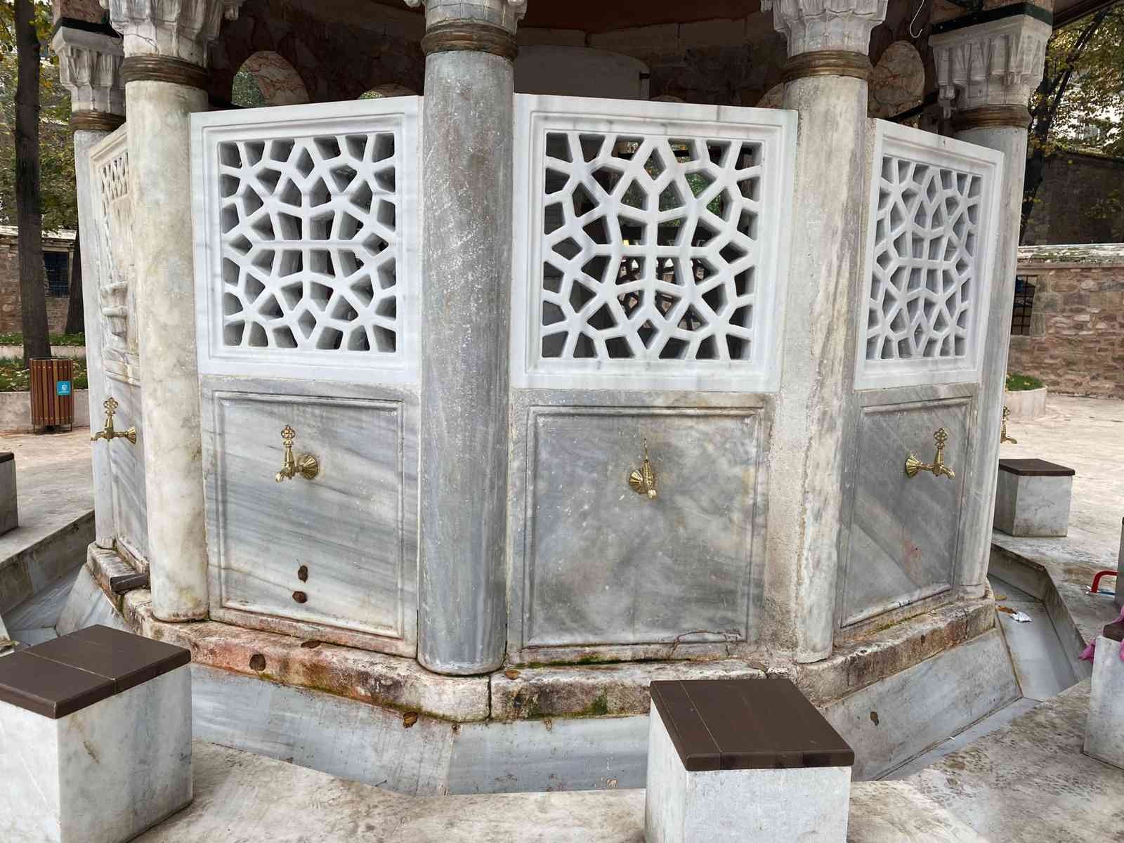 Tarihi camiden çalınan muslukların yerine yenileri takıldı
