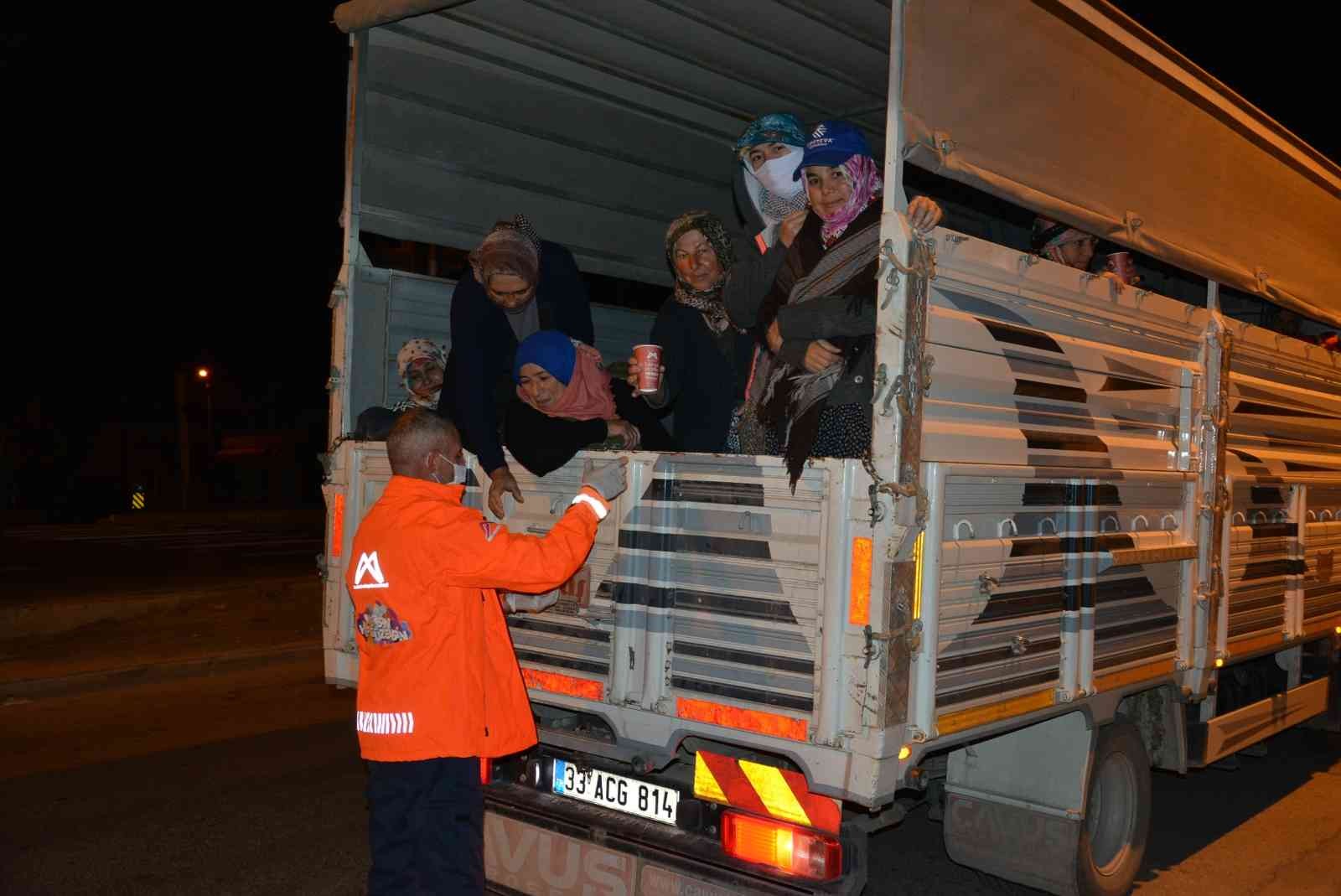 Tarım işçileri güne, belediyenin ikramı sıcak çorbayla başlıyor