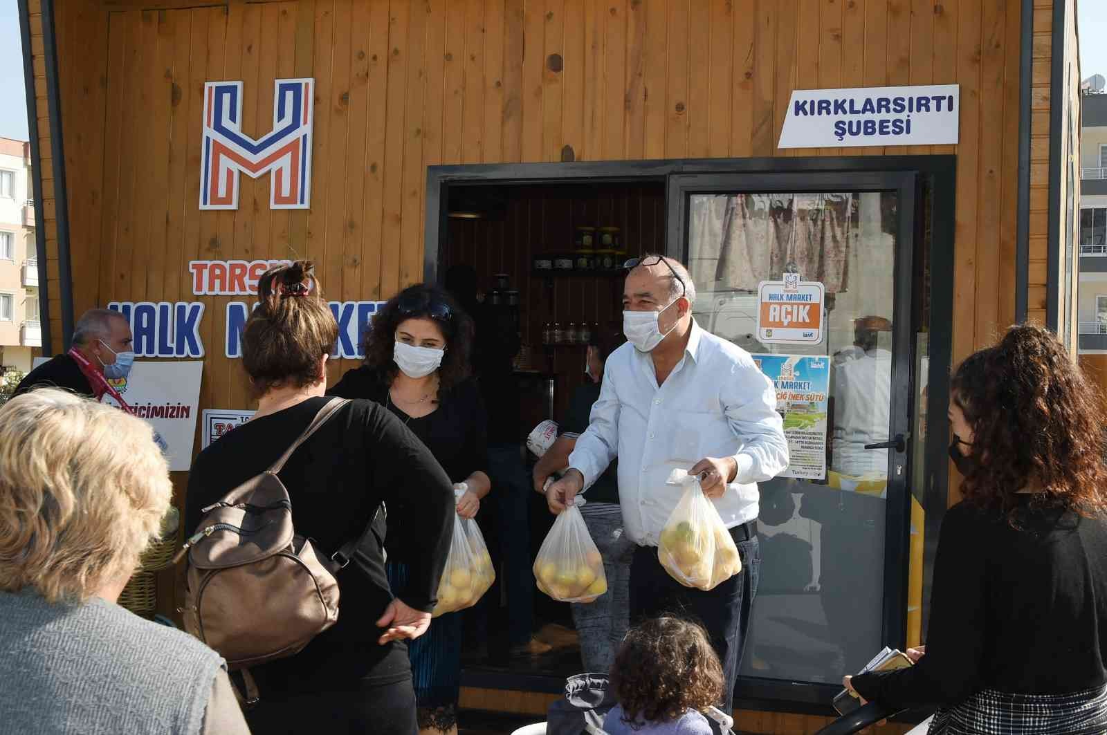 Tarsus’ta vatandaşlara 7 ton limon dağıtıldı