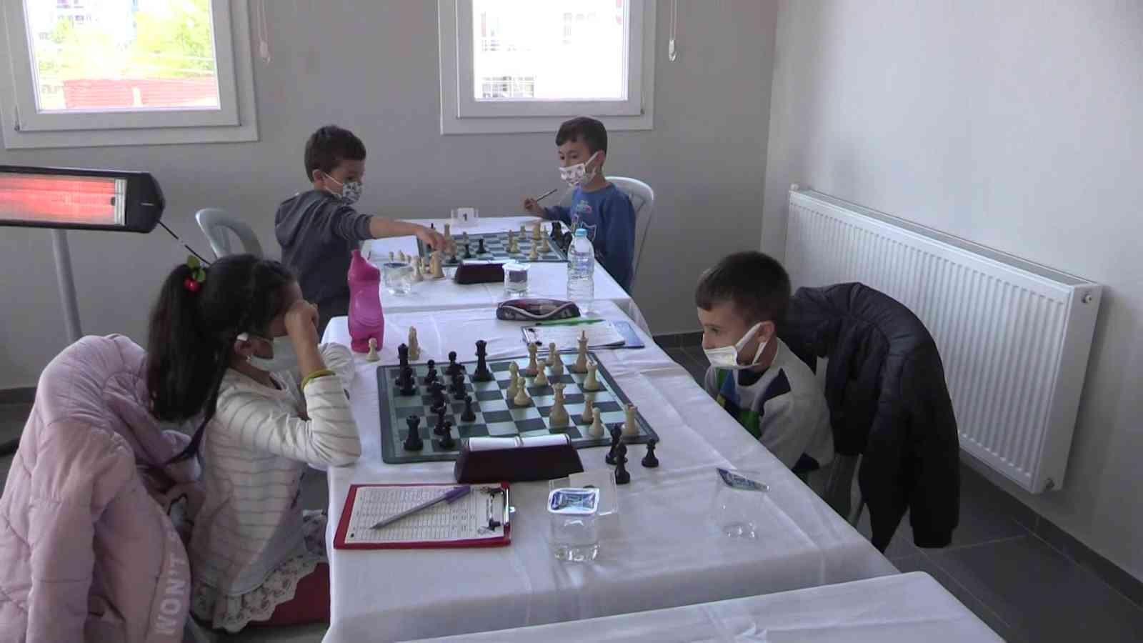Uşak’ta Cumhuriyet Satranç Turnuvası başladı