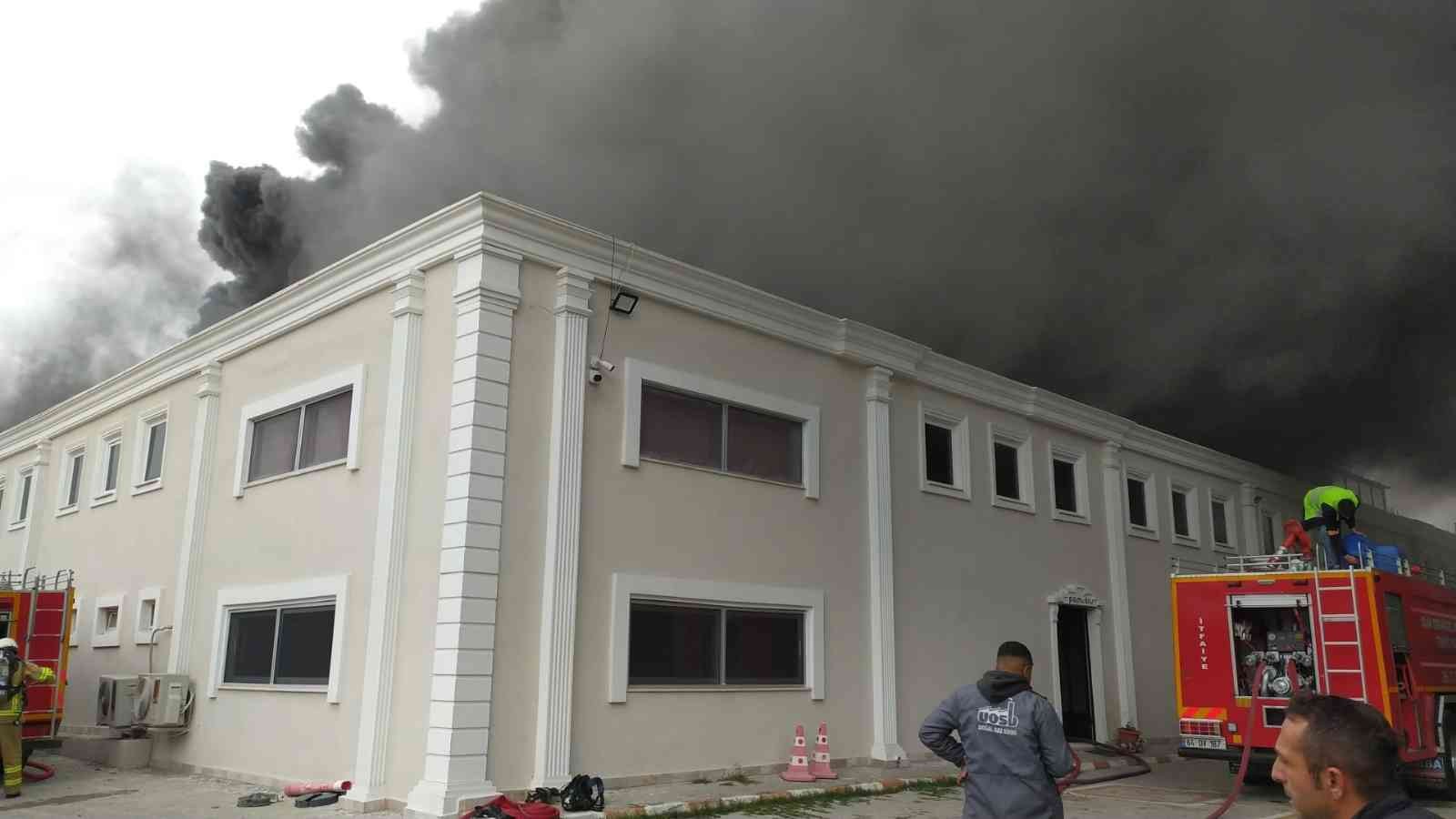 Uşak’ta tekstil fabrikası alevlere teslim oldu