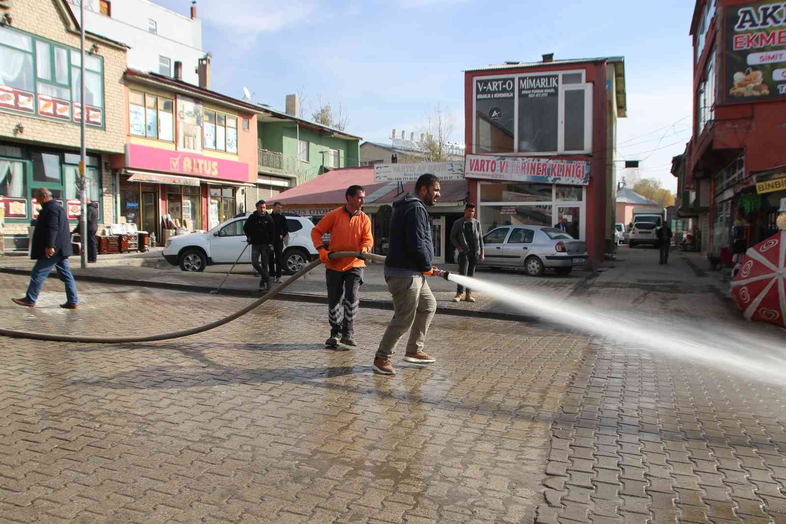 Varto Belediyesinden caddeleri yıkama çalışması