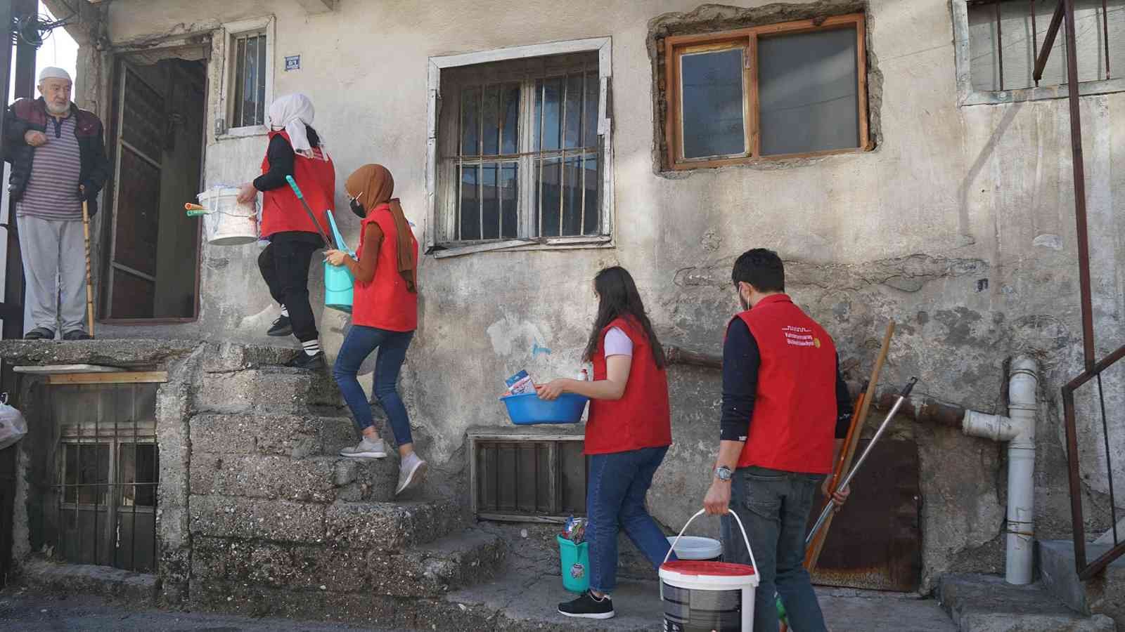 Yalnızı yaşayan yaşlı vatandaşın evi yenilendi