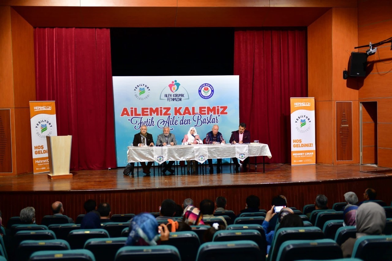 Yeşilyurta akademisyen ve yazarlar “Ailemiz kalemiz” panelinde buluştu