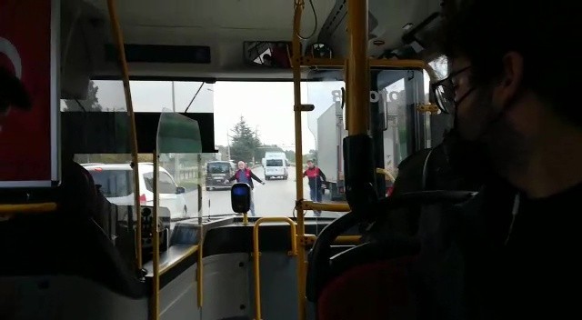Yolda kamyonet terörü: Ring otobüsündeki 10’larca öğrencinin hayatını tehlikeye attı