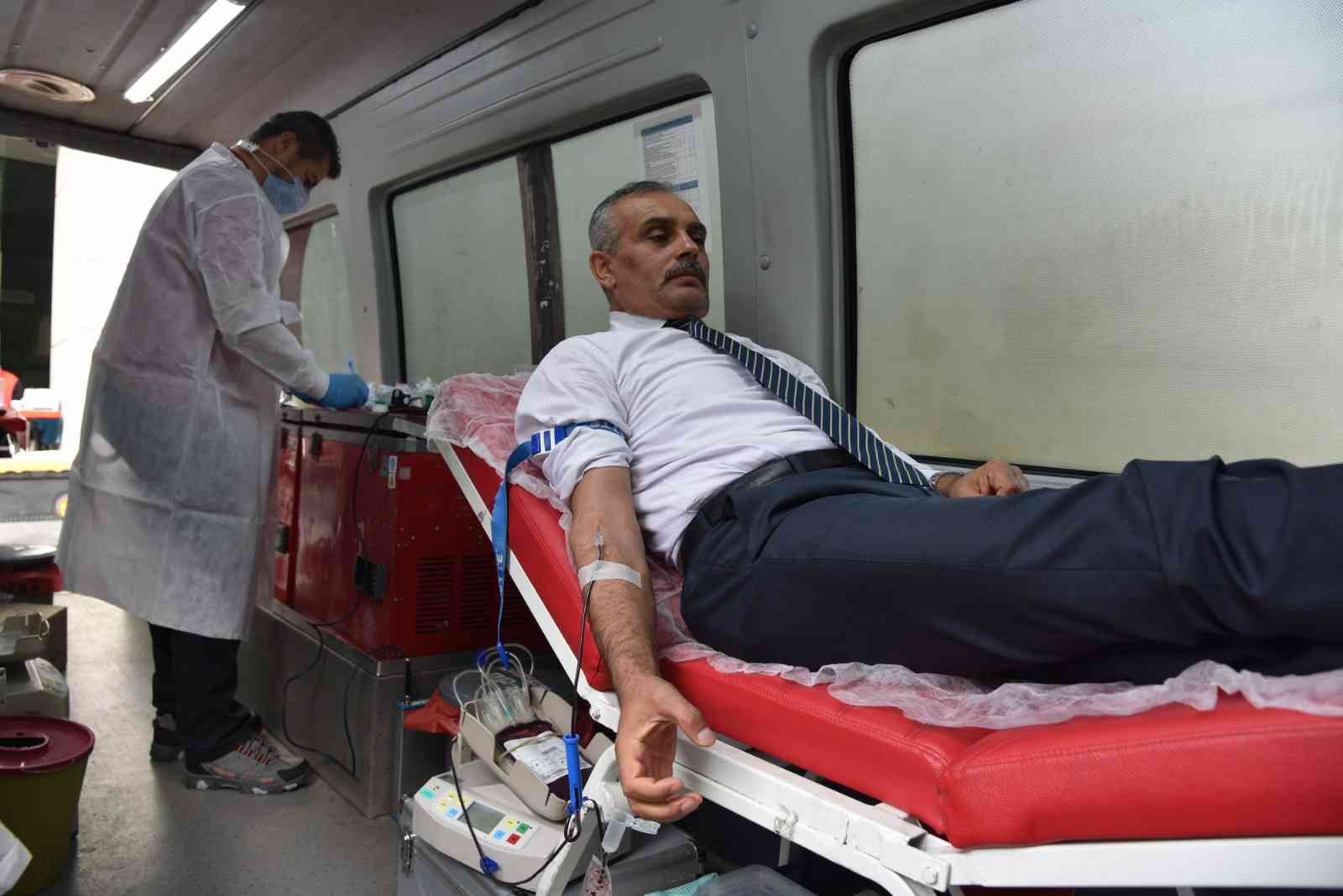 Yunusemre personelinden kan bağışına destek