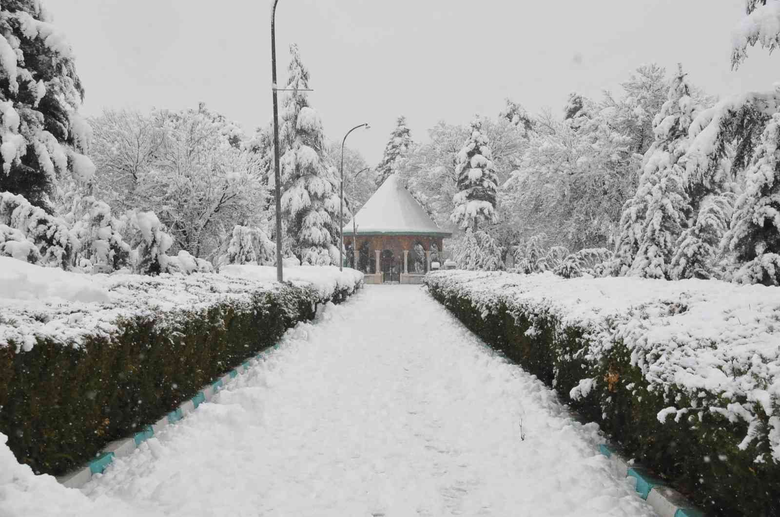 Akşehir’de kar yağışı kartpostallık manzaralar ortaya çıkardı