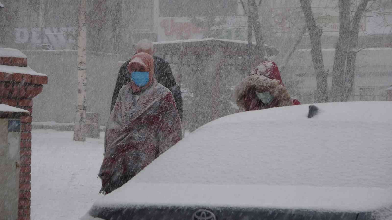 Ardahan’ın Posof ilçesinde köy yolları kapandı, okullar tatil edildi