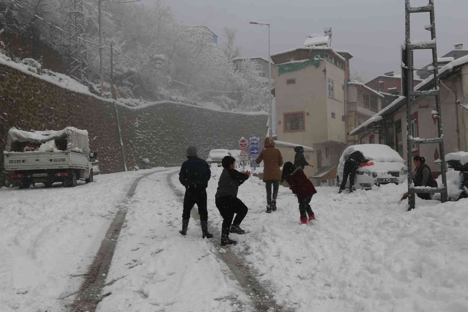 Artvin’de kar yağışı nedeniyle 125 köy yolu ulaşıma kapandı