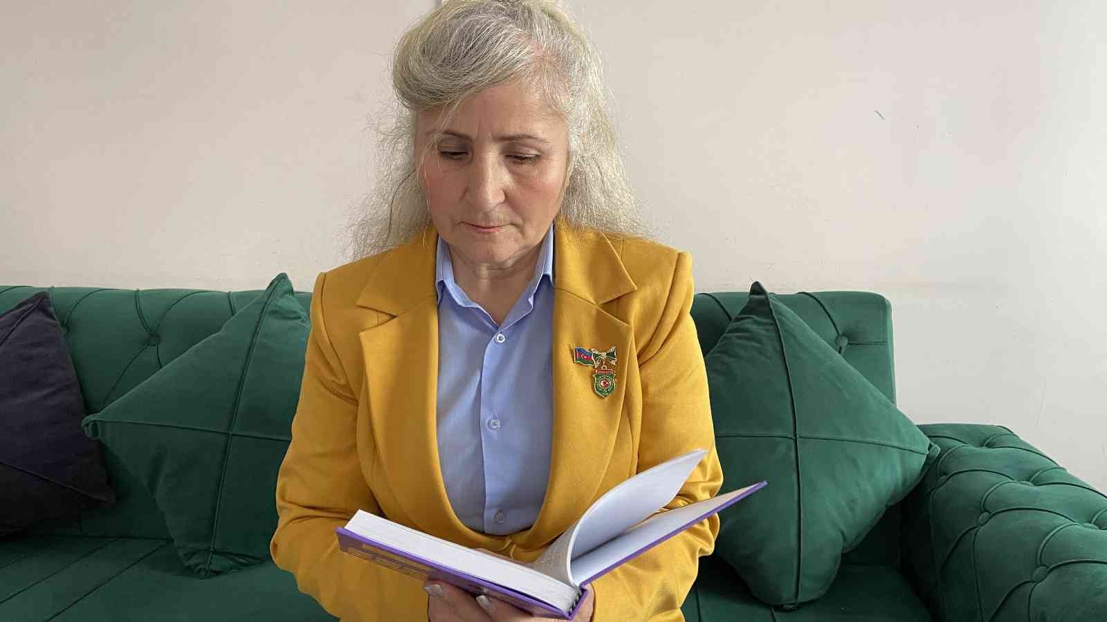 Azeri yazar, şehitler için yazdığı 28 kitabı il il gezerek kütüphanelere bırakıyor