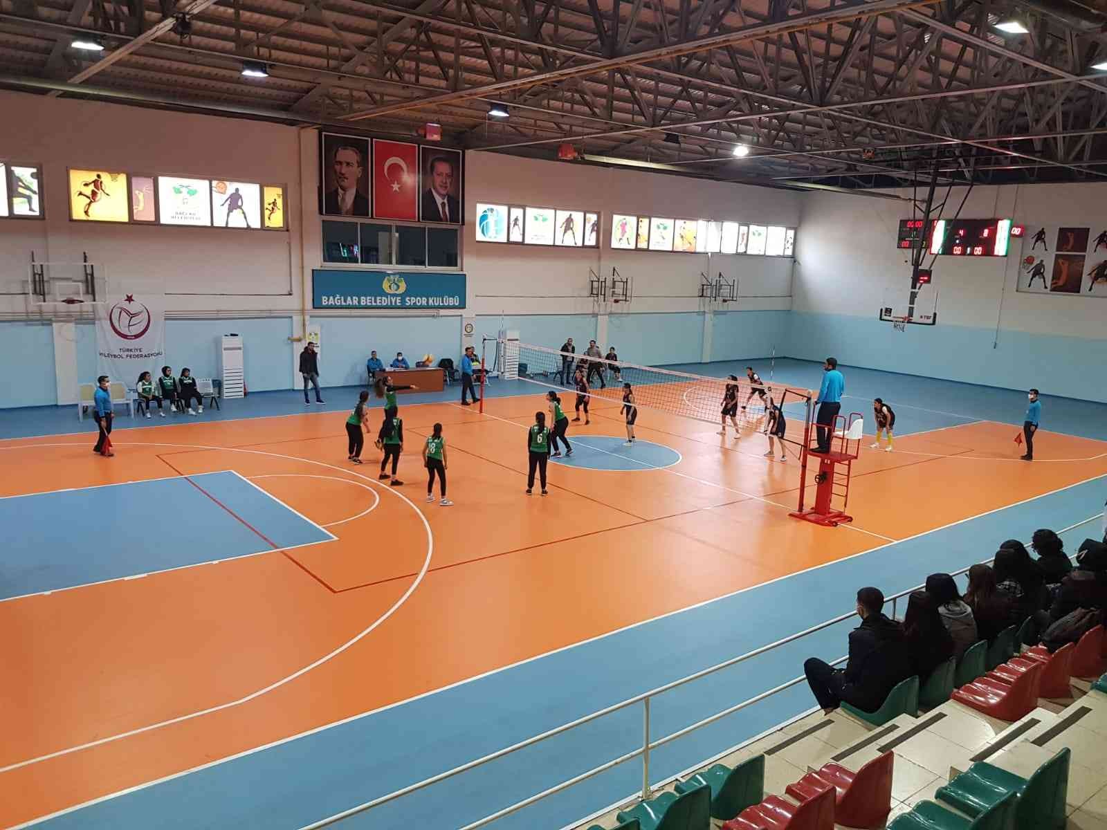 Bağlar Belediyesi’nden liseli voleybolculara tesis jesti