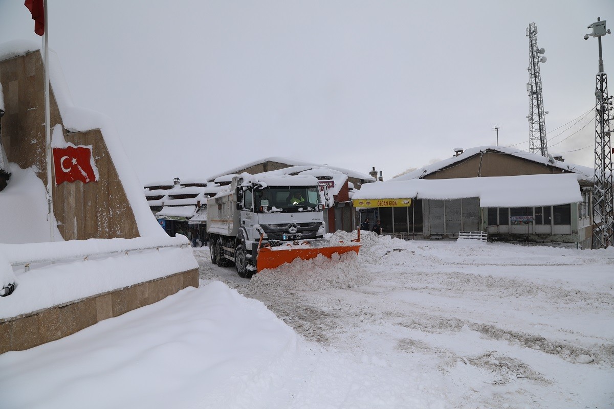 Başkale’de 43 yerleşim yerinin yolu ulaşıma kapandı