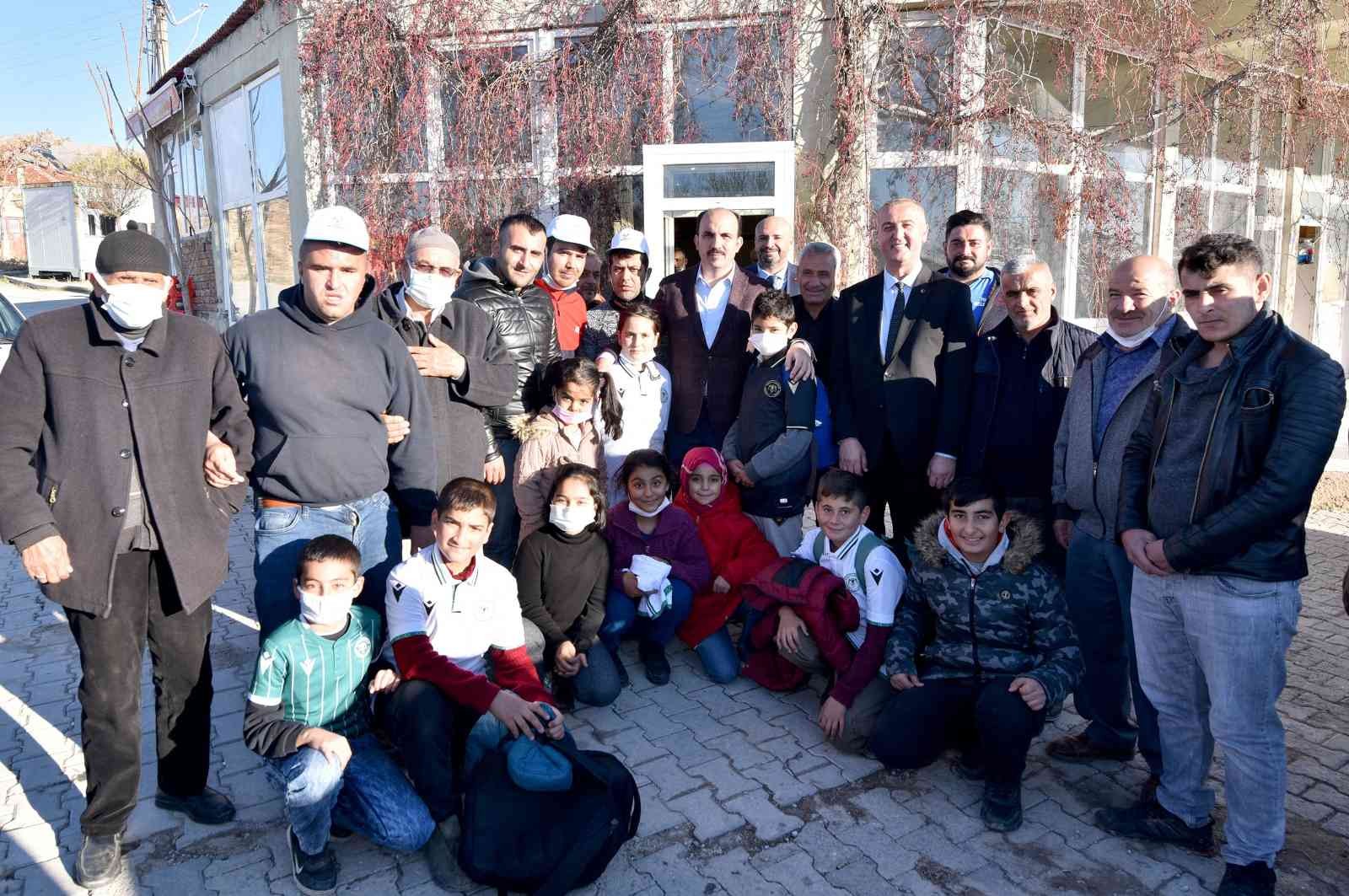 Başkan Altay Çeltik ve Yunak’ın mahallerinde vatandaşlarla buluştu