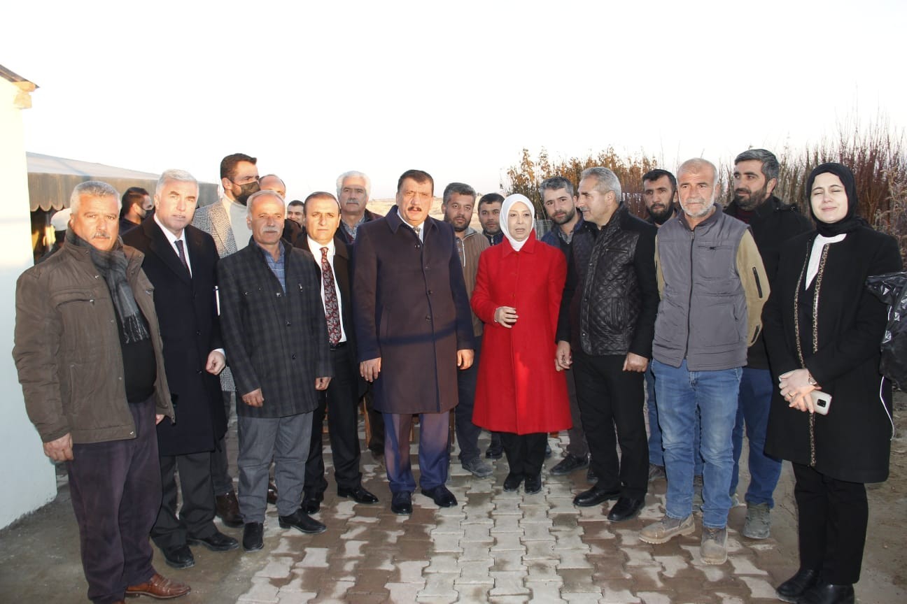 Başkan Gürkan ile AK Partililer, fidancılar esnaflarını ziyaret etti