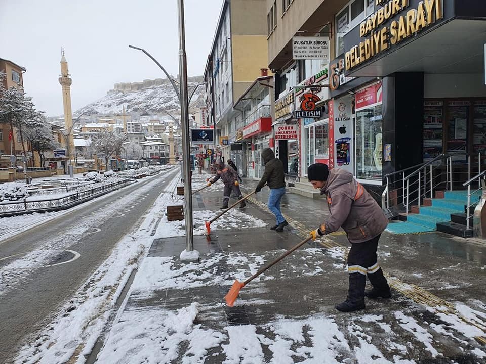 Bayburt’ta kar yağışıyla birlikte ekipler sahaya indi