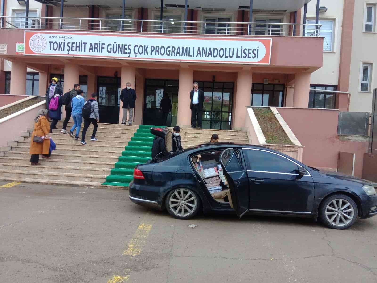 Belde belediye başkanı makam aracını servis aracına dönüştürdü, kendi elleri ile öğrencilere kitap taşıdı