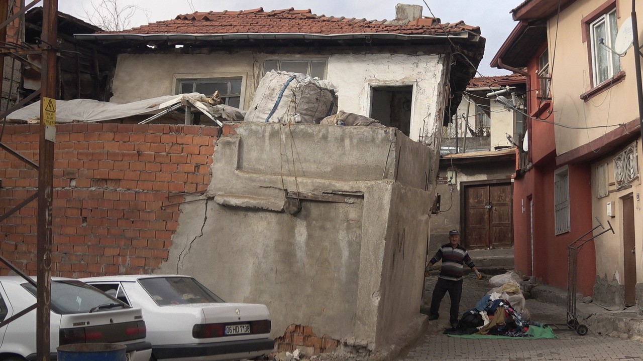 Bu mahallede yıkılmaya yüz tutan metruk binalar tehlike saçıyor