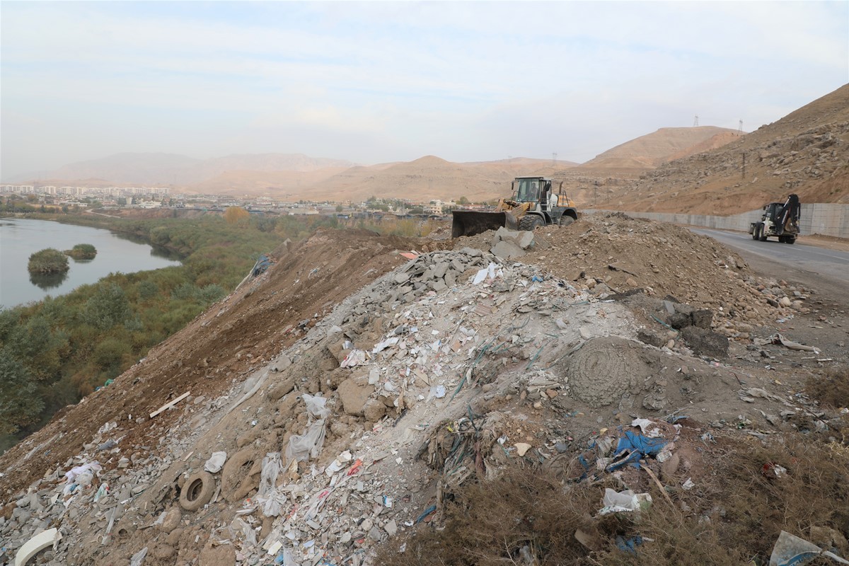 Cizre Belediyesi, ilçedeki moloz kirliliğinin önüne geçiyor