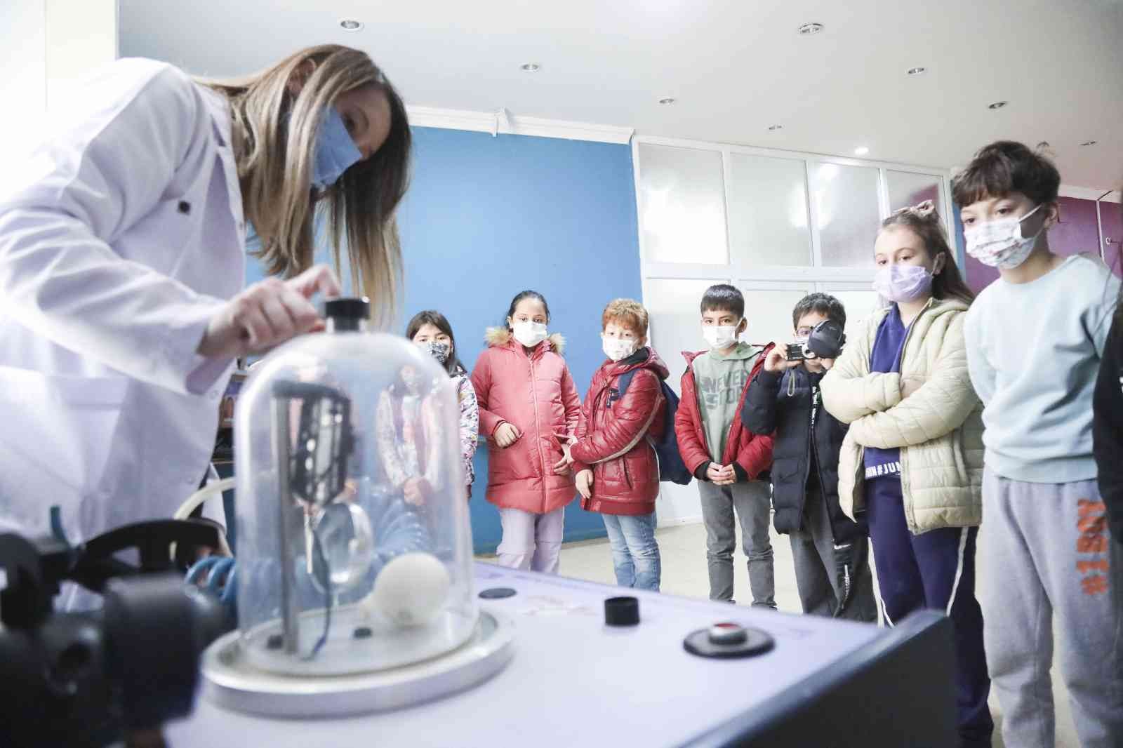Çocuklar Aydın Büyükşehir Belediyesi Bilim ve Deney Evi’nde yeni keşiflere çıkıyor
