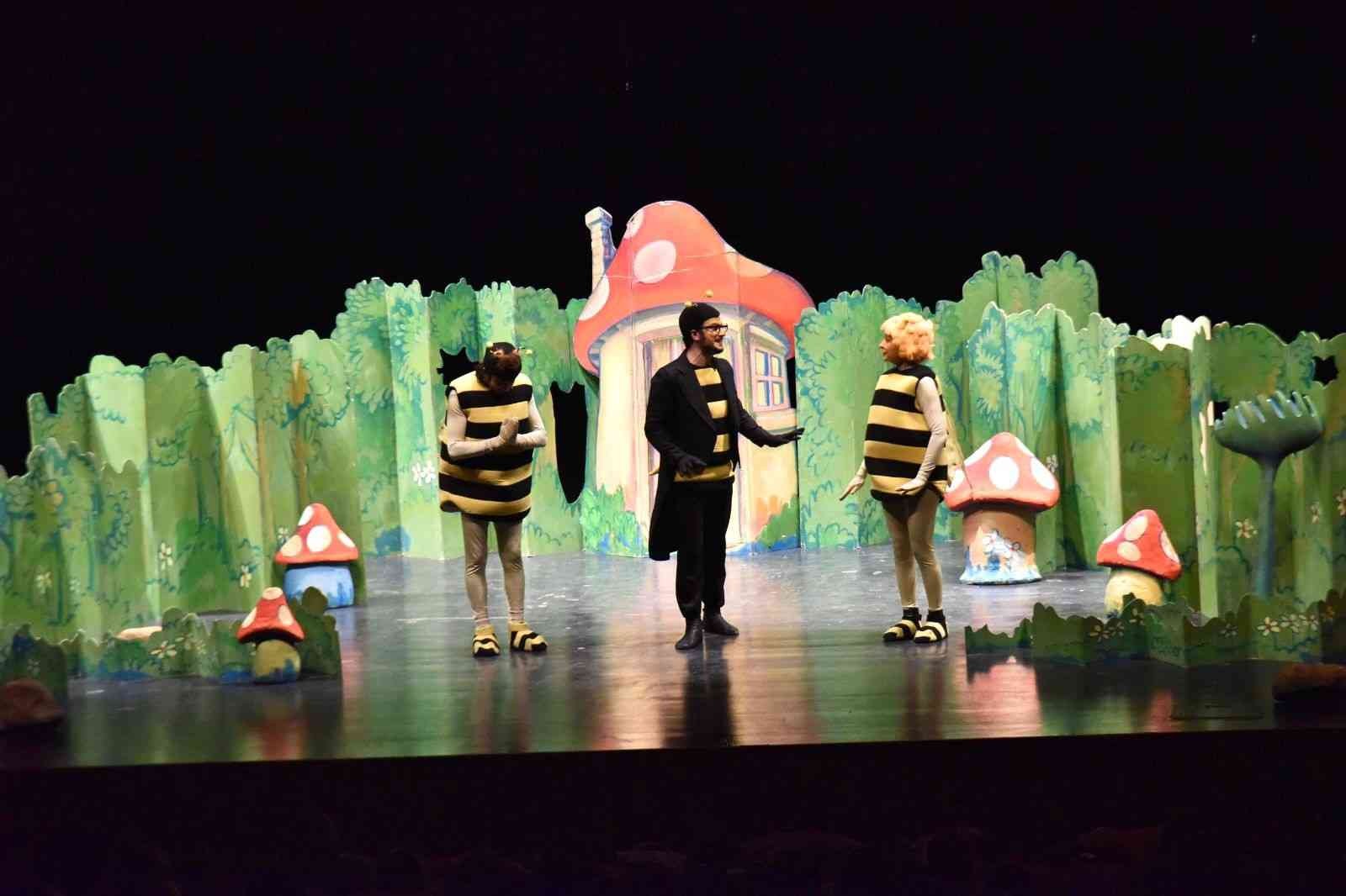 Çocuklara ‘Arı Maya’ tiyatro oyunuyla kahkaha dolu bir gün geçirdi