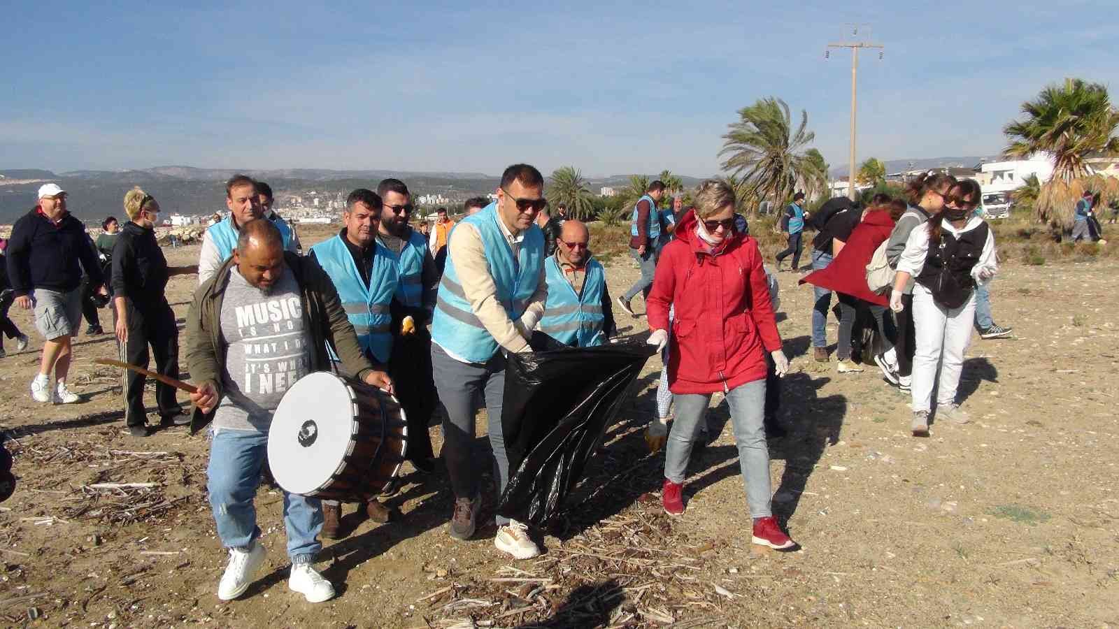 Davul eşliğinde sahilde temizlik, Ruslar da eşlik etti