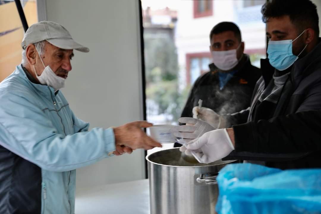 Didim Belediyesi’nden vatandaşlara sıcak çorba ikramı